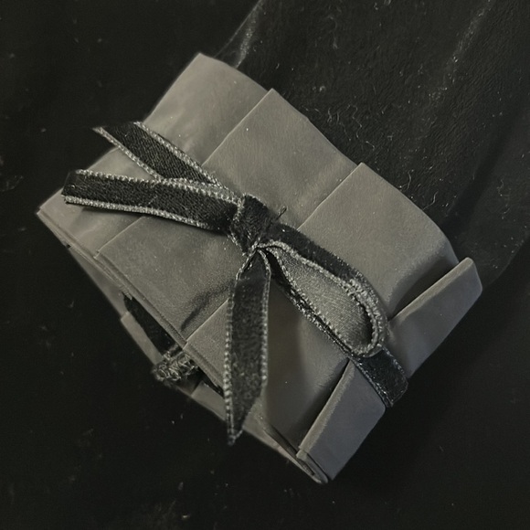 NWT: Black Velvet Top with Bows on Sleeves & Size 4 & 5 years - Picture 8 of 9